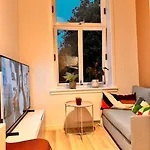 & Modern 2br Apt, 4min Subway To Apartament