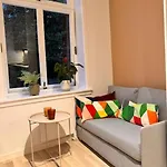 & Modern 2br Apt, 4min Subway To Apartament Oslo