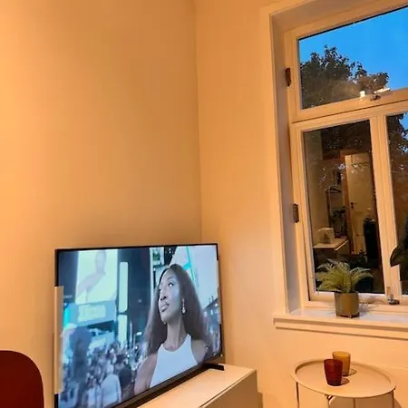 & Modern 2br Apt, 4min Subway To *