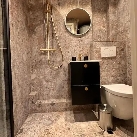 & Modern 2br Apt, 4min Subway To *