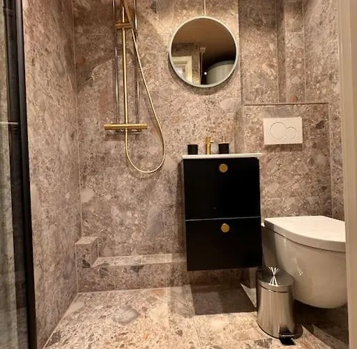 & Modern 2br Apt, 4min Subway To *