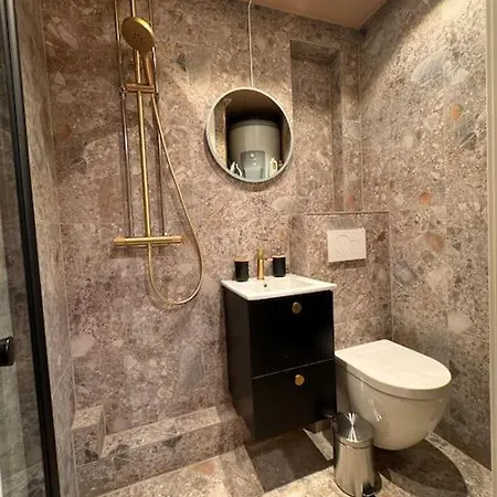 & Modern 2br Apt, 4min Subway To