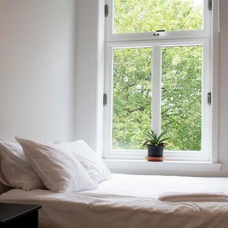 & Modern 2br Apt, 4min Subway To *